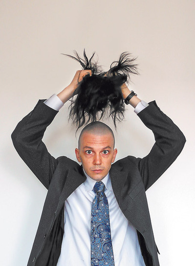  Ryan McGinness con una peluca que ayudaría a sus falsos clones a imitar el peinado habitual del artista. 