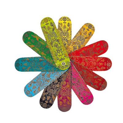   Rainbow McTwist  (2007), 12 monopatines grabados con láser y pintados.  