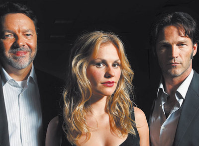  Alan Ball con los protagonistas de  True blood,  Anna Paquin y Stephen Moyer.  