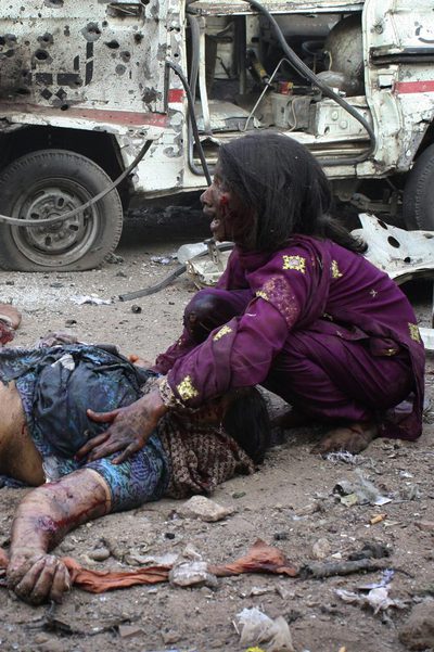 Un doble atentado causa 25 muertos en Karachi