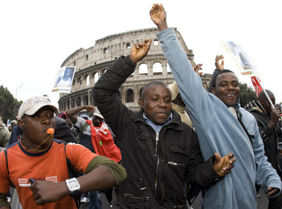 Manifestación de inmigrantes ante el Coliseo de Roma, en 2009.