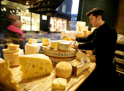 Interior de la tienda de quesos La Fromagerie, en la calle Moxon (una de las perpendiculares de Marylebone High Street), en Londres.