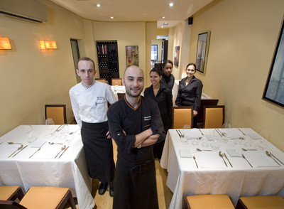 Manuel Domínguez y Pedro Espinosa (con la chaquetilla blanca), frente al equipo del restaurante Lúa, en la calle de Zurbano de Madrid.rnCésar Rodríguez,  chef  de Antojo, junto a su mujer, Christina de Pedro,  sumiller  y  maître .
