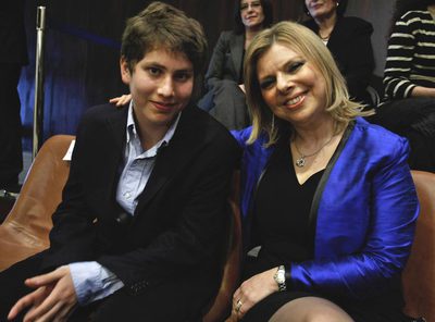 Avner Netanyahu, de 15 años, y su madre, Sara.