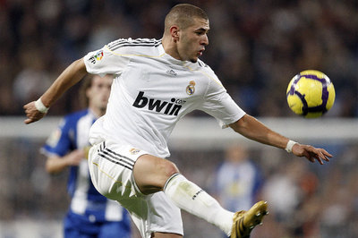 Benzema intenta controlar el balón