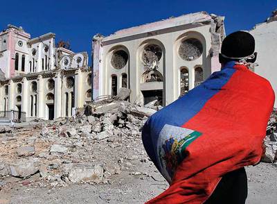 17 de enero de 2010. Paseo ante las ruinas de la catedral de Puerto Príncipe