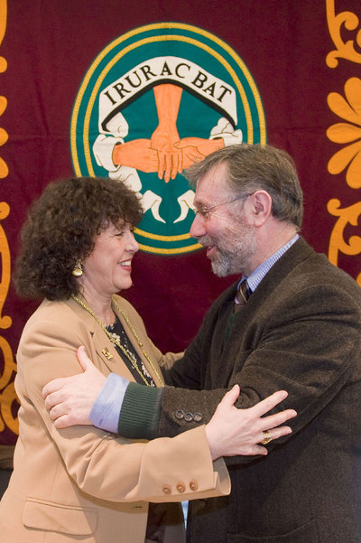 Fornells recibe el saludo del presidente de la Real Sociedad Bascongada de Amigos del País, José María Urquía.