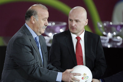 Vicente del Bosque y Michal Bilek, seleccionador checo, ayer.