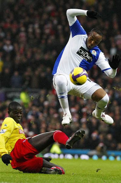 McCarthy elude a un defensa en un partido de la  Premier League. 