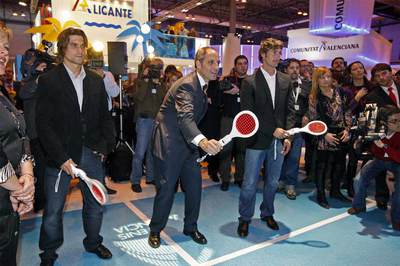 Camps (en el centro), el 30 de enero de 2009 en el pabellón valenciano de Fitur, el último gran contrato de Gürtel, flanqueado por los tenistas Ferrer y Ferrero. Faltan seis días para la detención de Correa.