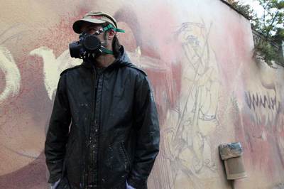 El Niño de las Pinturas, ante uno de sus  graffitis  en el barrio del Realejo de Granada.