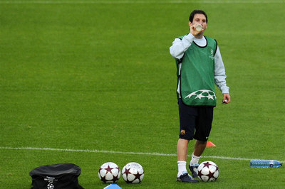 Messi se toma un batido al término de una sesión preparatoria.
