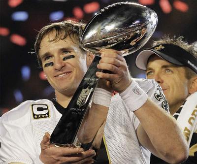 Drew Brees,  quarterback  de Nueva Orleans, con el trofeo.