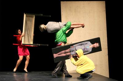 Un momento de la obra  Öper Öpis  de la compañía suiza Zimmerman & De Perrot en el festival Escena Contemporánea.