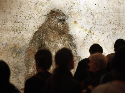  La solitude organisative   (2008), obra que da título a la muestra. Barceló se autorretrató como gorila en este cuadro presentado en la última Bienal de Venecia. 