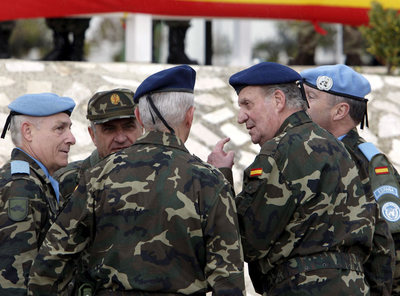 El Rey, junto a varios militares, en la base española Miguel de Cervantes,  en Marjayún (Líbano).