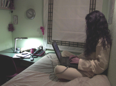 Los  ciberacosadores  empiezan ganándose la confianza de sus víctimas por Internet.