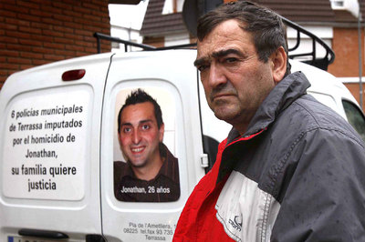 Francisco Carrillo, frente a su casa en el barrio de la Grípia, ha personalizado su furgoneta de trabajo con una fotografía de su hijo.