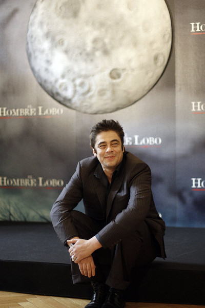 El actor Benicio del Toro posa durente  la presentación en Madrid de la película  El hombre lobo .