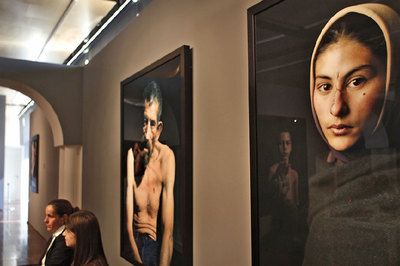  Konstantina  y  Francisco , dos obras de Gonnord, ayer en el EMAT de Torrent. Al fondo una foto de Diehl.