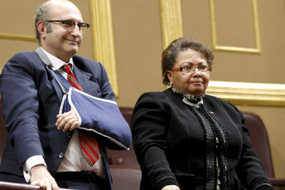 El embajador en Haití, Juan Fernández Trigo, y la embajadora de Haití en España, Yolette Azor-Charles, en una tribuna del Congreso.rnefe