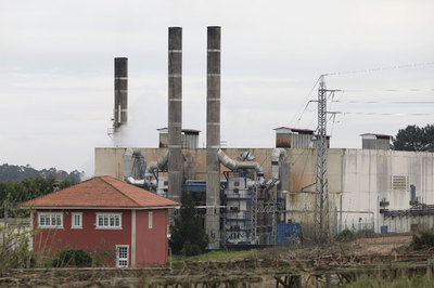 Vivienda colindante a la planta cogeneradora de electricidad de Jealsa, en Boiro.
