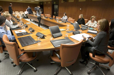 La presidenta del Parlamento, Arantza Quiroga (en primer término, junto con los componentes de la comisión de investigación del   caso Margüello,   durante su constitución en noviembre.