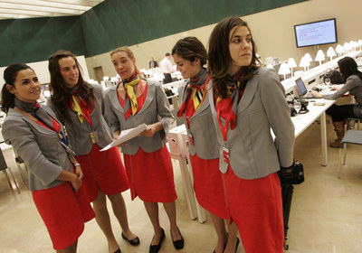Un grupo de azafatas daba instrucciones en la zona de prensa, el martes en el palacio Kursaal de San Sebastián.