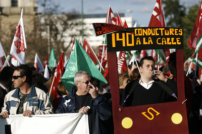 Manifestación de los trabajadores de la empresa municipal de transportes de Sevilla (Tussam), en protesta por lo que consideran indicios de privatización de la empresa.