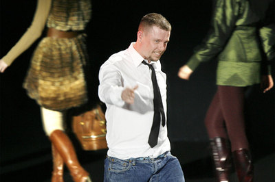 El diseñador británico Alexander McQueen saluda al final del desfile en París de su colección  prêt-à-porter  2007-2008.rnArriba, zapatos de la colección de Alexander McQueen primavera-verano 2010 presentada el pasado octubre en París; a la derecha una creación del diseñador británico para el otoño-invierno 2003-2004.