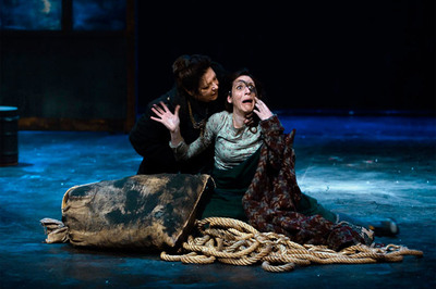 Un instante de la representación de  Madre Coraje  en el teatro Valle-Inclán.