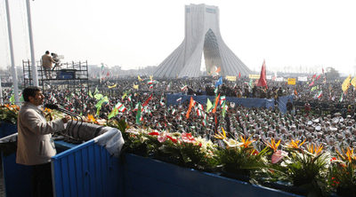 Ahmadineyad habla a los asistentes a los actos de celebración del aniversario de la revolución islámica, en la plaza Azadí rnde Teherán.
