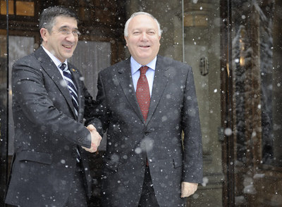 El   lehendakari,   Patxi López, saluda bajo la nevada al ministro de Asuntos Exteriores, Miguel Ángel Moratinos, a la llegada de éste a Ajuria Enea.