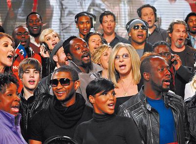  Algunos participantes en la nueva versión de  We are the world.   