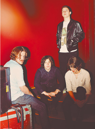  De izquierda a derecha, Jamie Cook, Nick O'Malley rny Alex Turner. De pie, Matt Helders. Los todavía jóvenes componentes de Arctic Monkeys.  