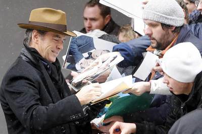 Pierce Brosnan, que actúa en  The ghost writer,  de Roman Polanski, firma autógrafos ayer en Berlín.