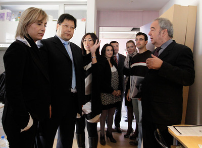 La alcaldesa de Alicante, a la izquierda, junto al representante de la ONU, ayer, en su visita a los pisos intergeneracionales.