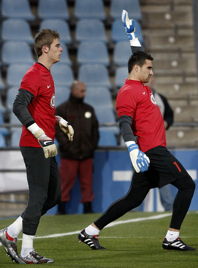 De Gea y Asenjo, en un calentamiento antes de un partido.