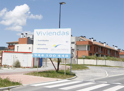 Entrada a la promoción urbanística de Derio, con el anuncio de la constructora Arco Atlántico.