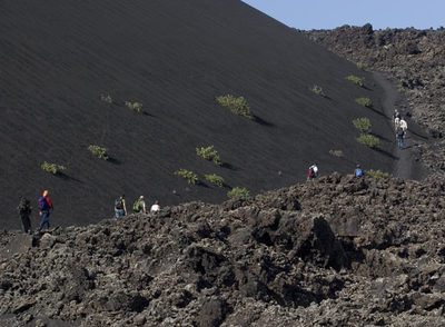 Senderismo en el paisaje volcánico de Lanzarote.