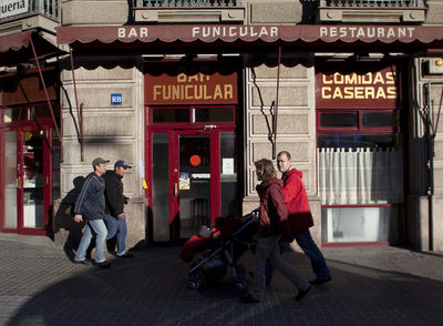 El Funicular, comida casera y el recuerdo de la detención de  Salvador Puig Antich, en el llamado Quadrat d'Or, en pleno Eixample de Barcelona.rnDry Martini, en la calle de Aribau de Barcelona.