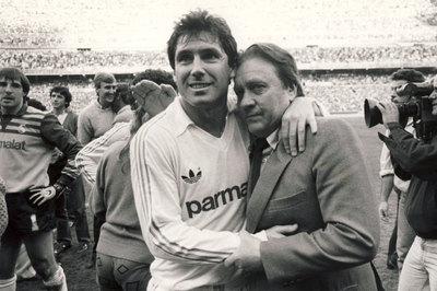 Santillana y Luis Molowny celebran la victoria del Madrid en la Copa de la Liga de 1986.