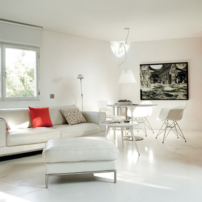  A su medida.rn La casa del fotógrafo Pablo Genovés es un proyecto del estudio Nuñez & Ribot. Éste es el salón. Las sillas son el modelo DAR, de Eames. Los cojines son un diseño de Hella Jorgerius. Al fondo, una foto tomada por Genovés. 