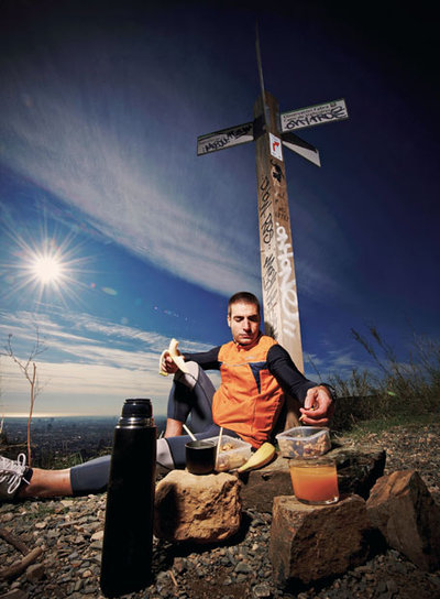  El ironmanrn Nadará 3,8 kilómetros. Pedaleará 180 más. Rematará corriendo 42 kilómetros. Todo en un máximo de 16 horas. Lo hará en Klagenfurt (Austria) en julio. Albert Zorrilla, consultor de 39 años, lleva meses preparando este ironman (un tipo de triatlón). Practica la paleodieta desde septiembre: 