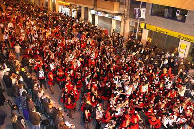 Más de 4.000  comparseros  desfilaron la noche del sábado en Vinaròs