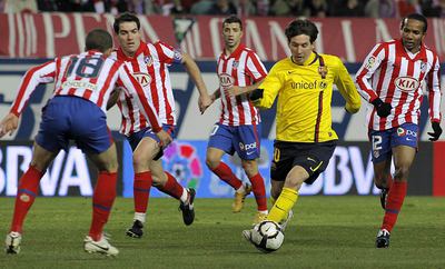 Messi conduce el balón rodeado, de izquierda a derecha, por Domínguez, Antonio López, Simão y Assunção.