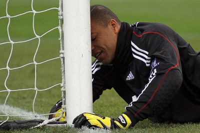 Dida se lamenta junto al poste tras uno de los goles del Manchester United.