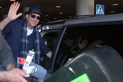 El actor aterrizó ayer en Barcelona en calidad de músico para actuar junto a su banda, Modern West, hoy y mañana, en el Festival del Mil·lenni de Barcelona y el sábado en Madrid. Ahora presenta su nuevo trabajo,  Turn it on .