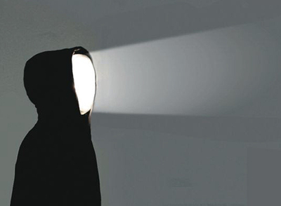   Treasure is everywhere,   una de las esculturas luminosas de Mariana Vassileva.