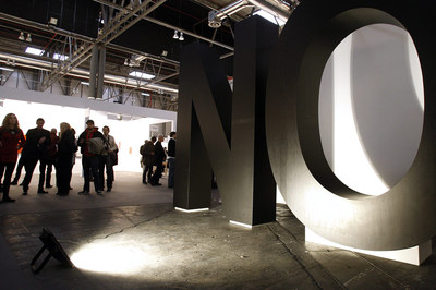  Performance  del artista Santiago Sierra, ayer en la feria madrileña de Arco.